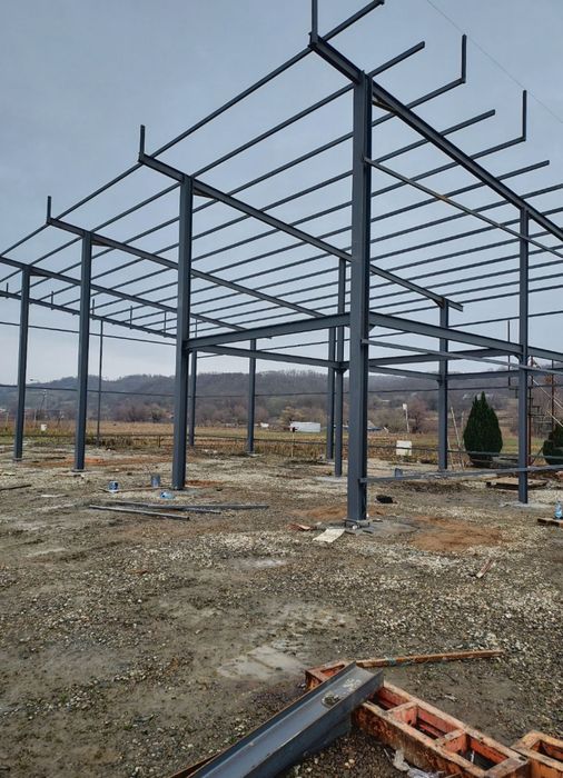 Structură metalică solidă și durabilă, ideală pentru depozitare sau sp