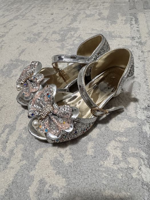 Нарядные детские туфли