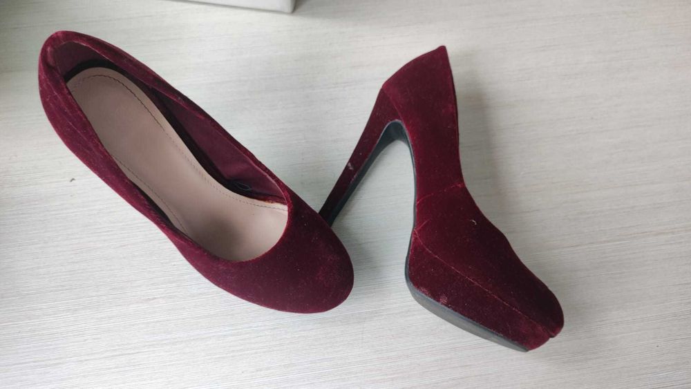 Pantofi cu toc ascutit rosu / burgundiu din catifea H&M marimea 39-40