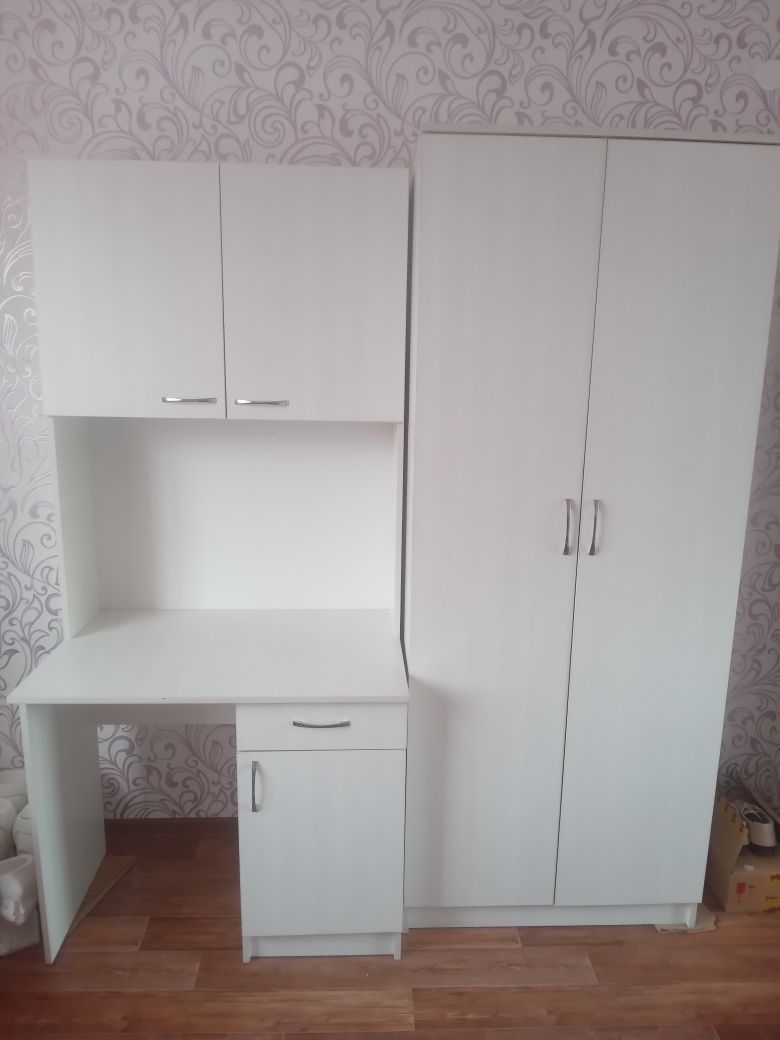Шкаф,стол,кровать