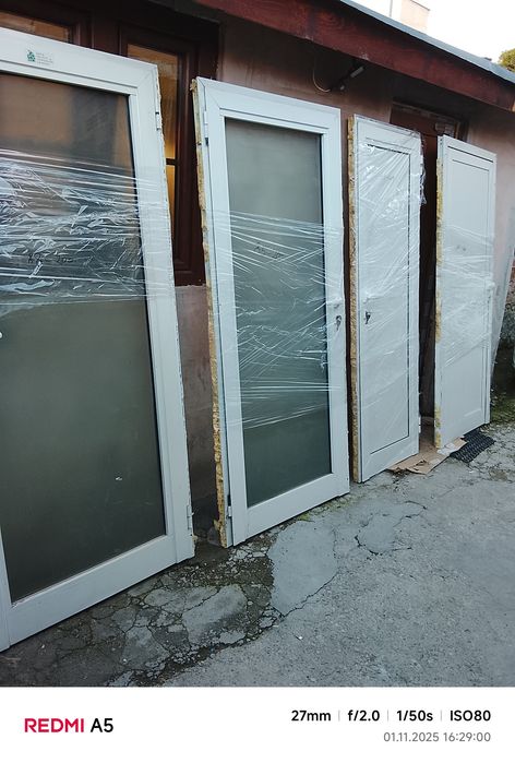 вратата с термопанел и стъкло и малък прозорец за баня размерите напи