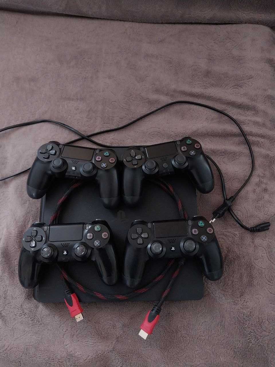 Продаю Playstation 4 Slim с 4 геймпадами и с самыми популярными играми