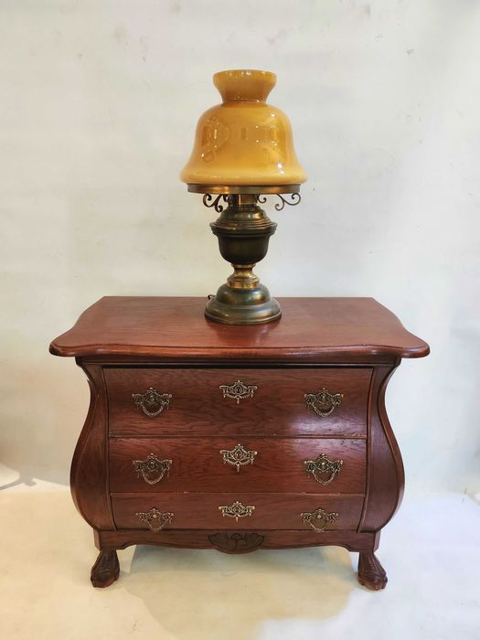 Ретро месингова настолна лампа с кехлибарен абажур