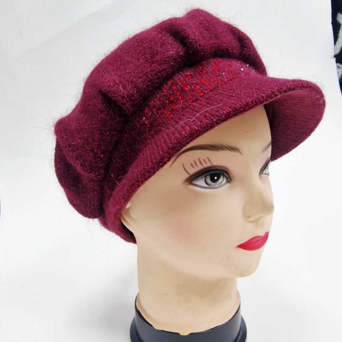 Елегантна зимна плетена шапка с козирка и камъчета