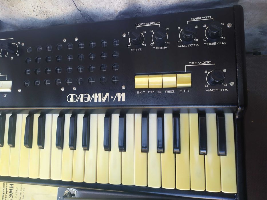 Колекционерски аналогов синтезатор Фаеми-М - за ремонт .