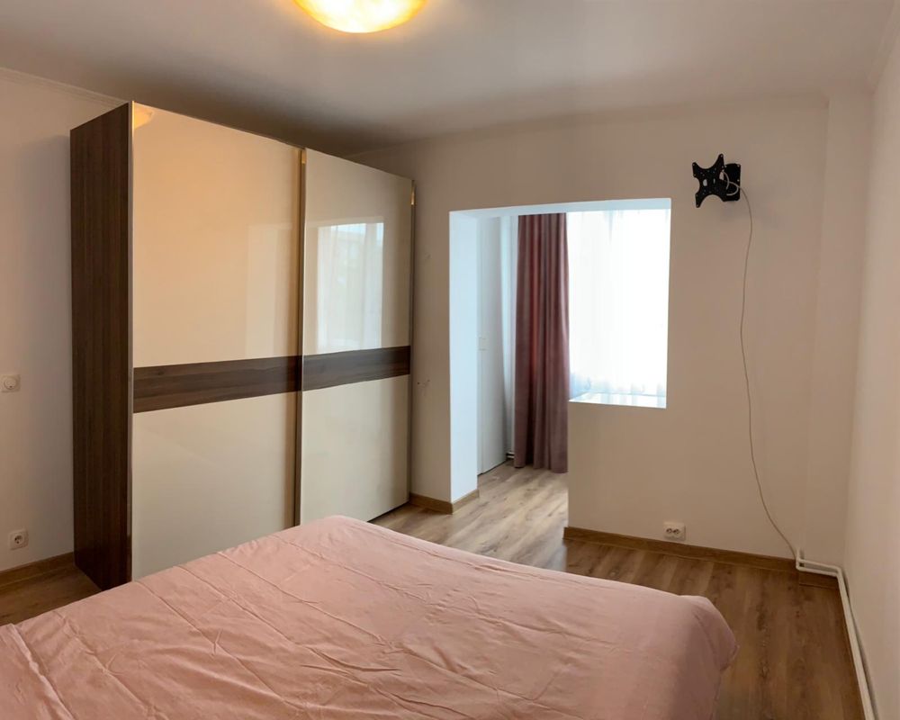 Inchiriez apartament 3 camere Micalaca 300 pe malul Muresului