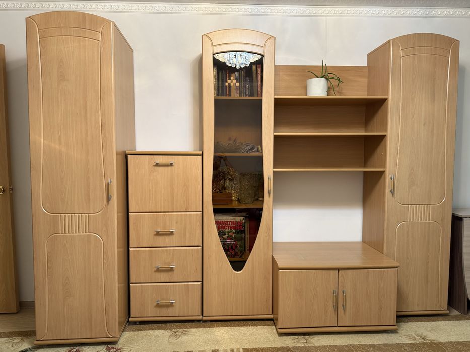 Продам стенку в гостинную. Длина 2.80м