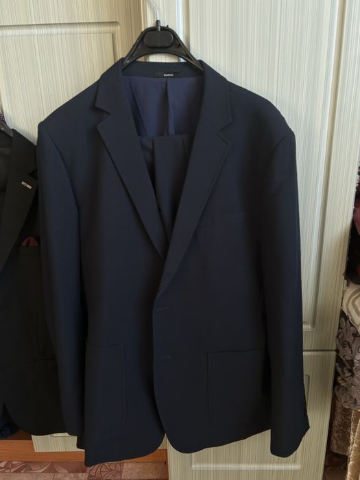 костюм продается один раз надел и стоит