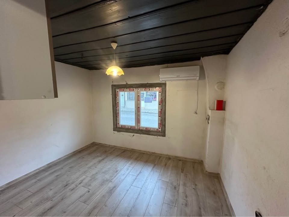 Двуетажна къща с тераса (ЗП 61 кв.м) и двор (368 кв.м) в град Елена.