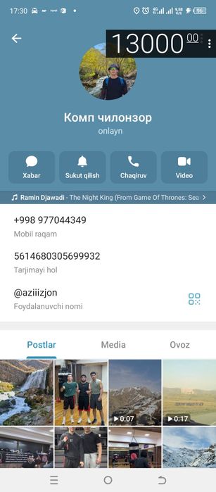 Игровые компютеры, с мебелю и кабелями.