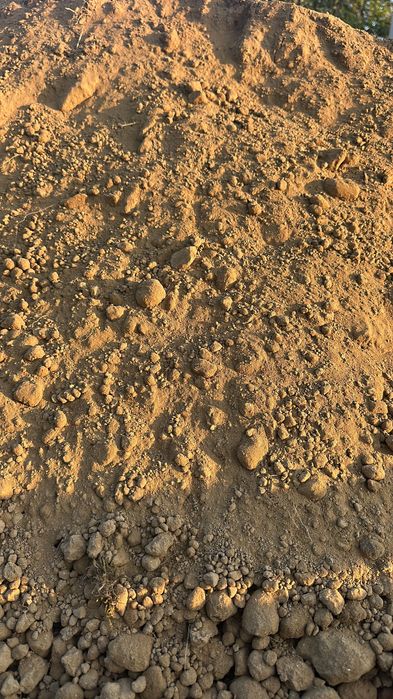 Nisip, piatră concasată, balast, pământ pentru gazon