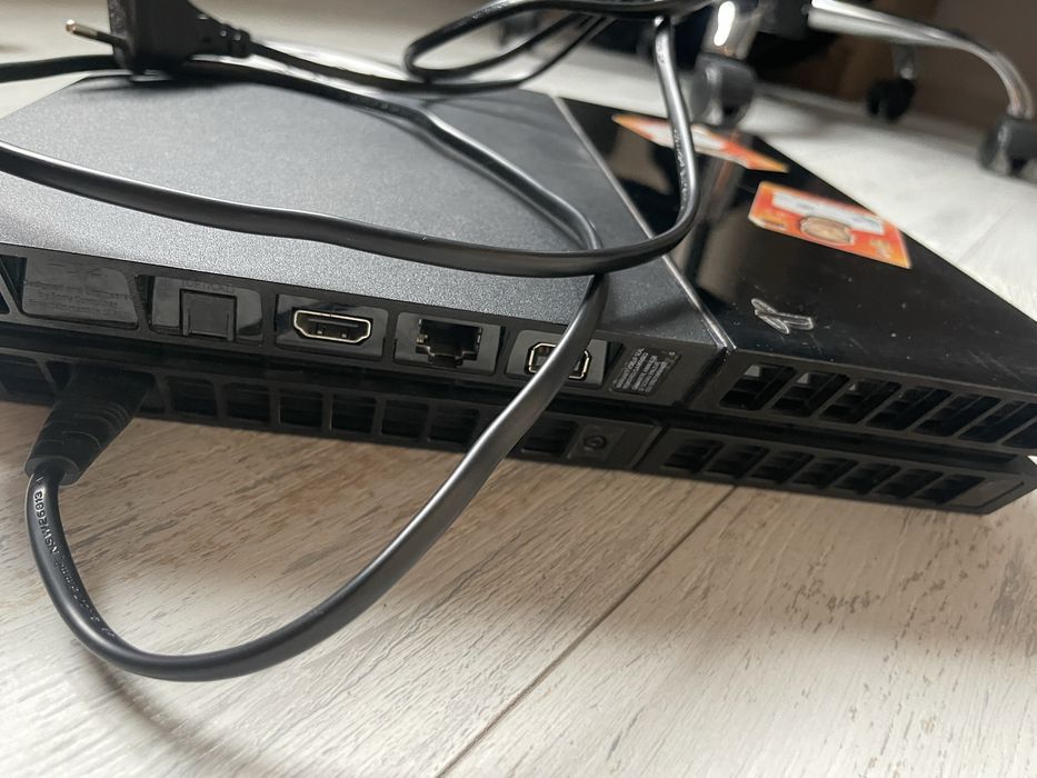 Ps4 folosit ,va veni fara stickere