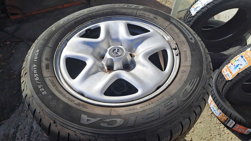 Зимни гуми 225/65/17  ДОТ 2724 на 3000 км Debica  на джанти от Мазда