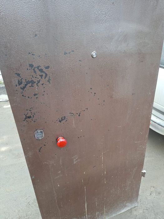 Продам входную железную дверь