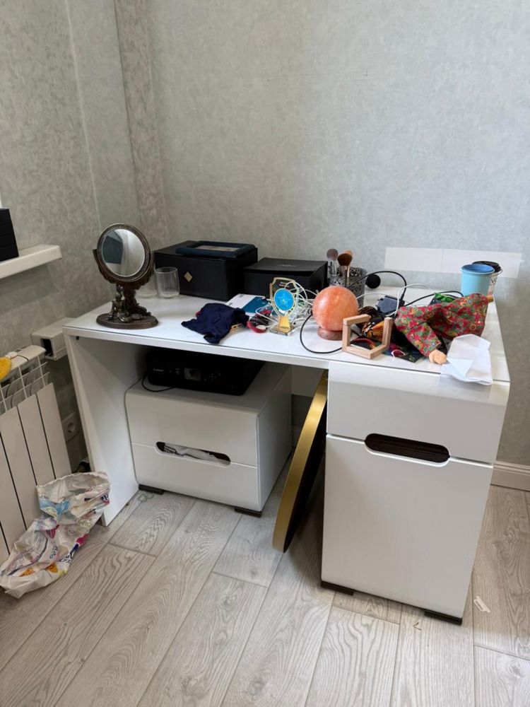 Продаётся кровать, стол, стулья и шкаф