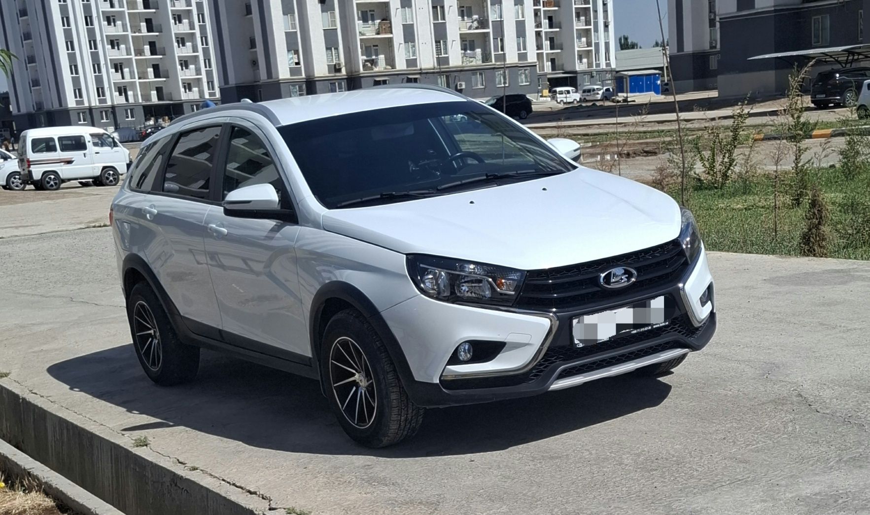 LADA VESTA SW CROSS sotiladi, 2022 yil.