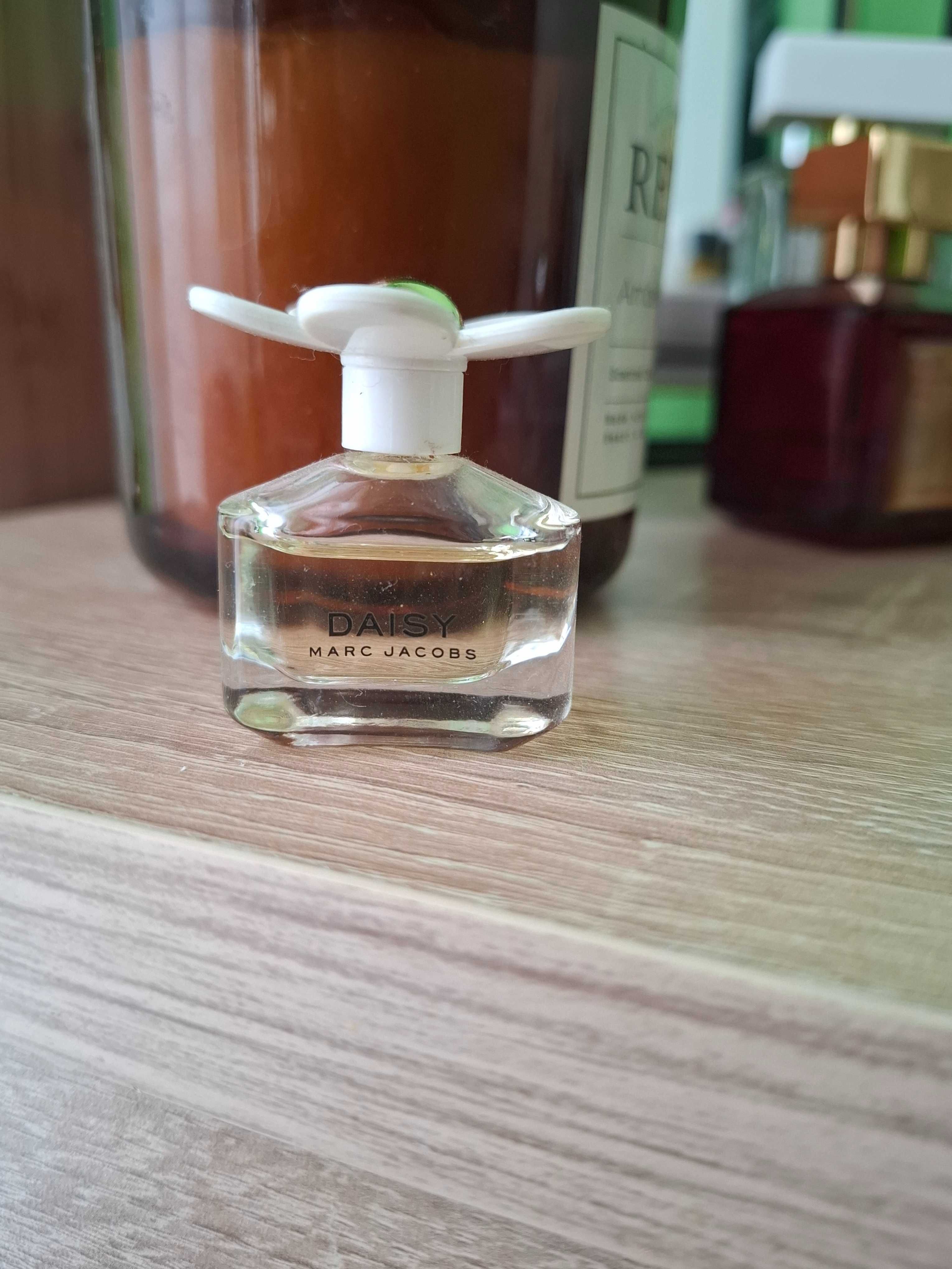 Миниатюрни парфюми Marc Jacobs  Daisy
