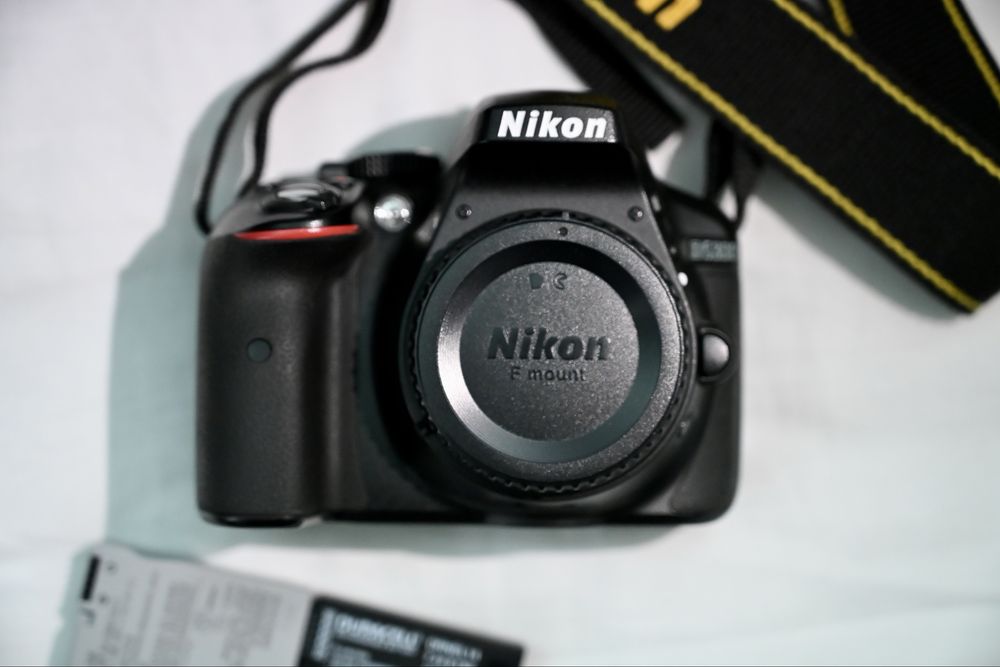 Nikon D5300 + 3 obiective (18-55, 18-200 VRII, 70-300 VRII) Impecabil