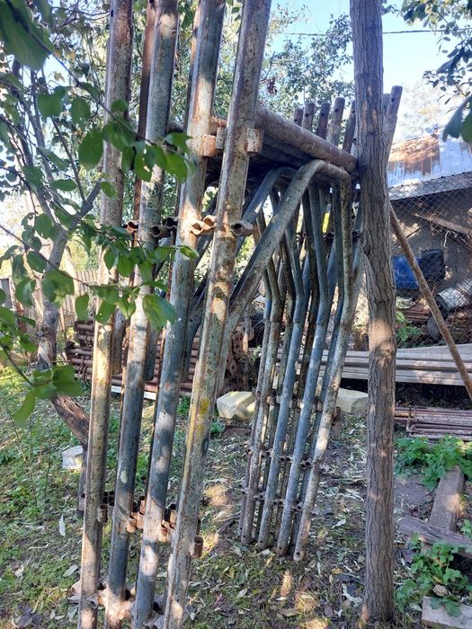 Schela metalica și popi