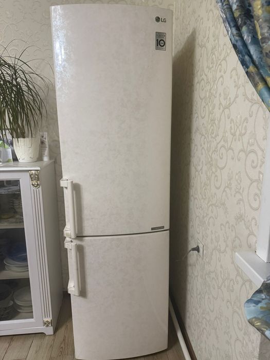 Холодильник двухкамерный  LG