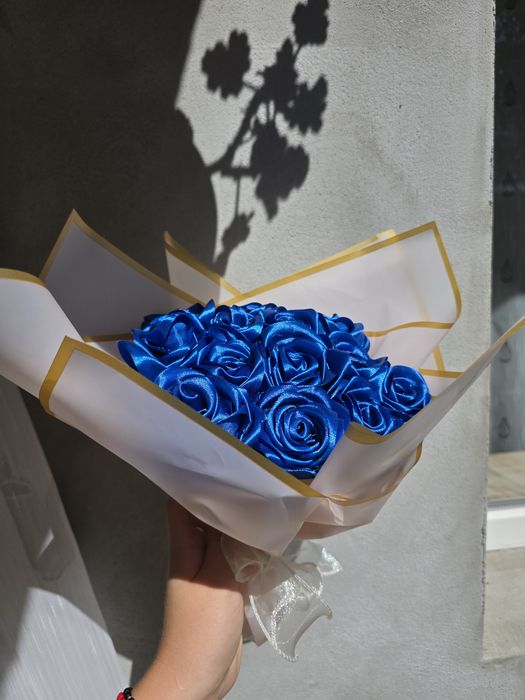 Vând buchet de trandafiri realizați din satin