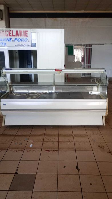 Vând 2 vitrine frigorifice (carne, mezeluri)