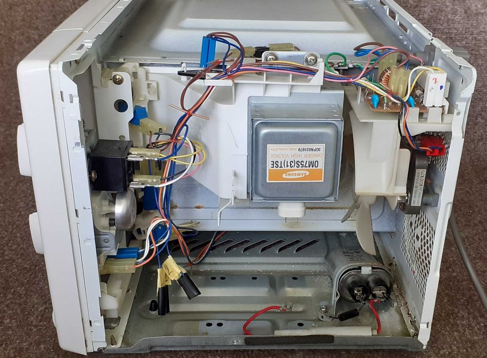 Микровълнова фурна Samsung за ремонт или части.