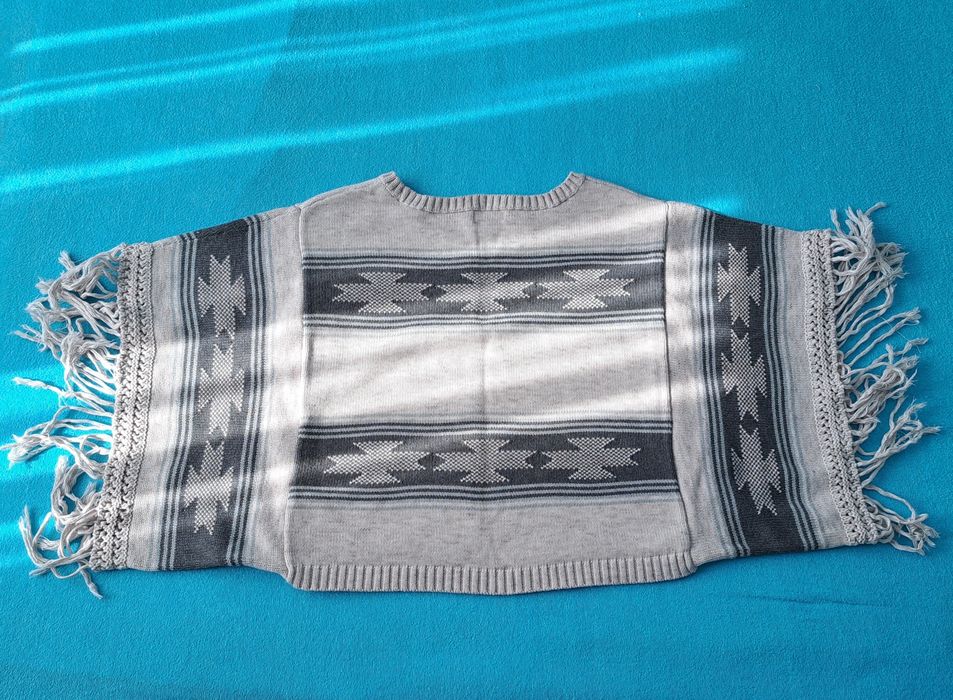 Pulover scurt cu model deosebit