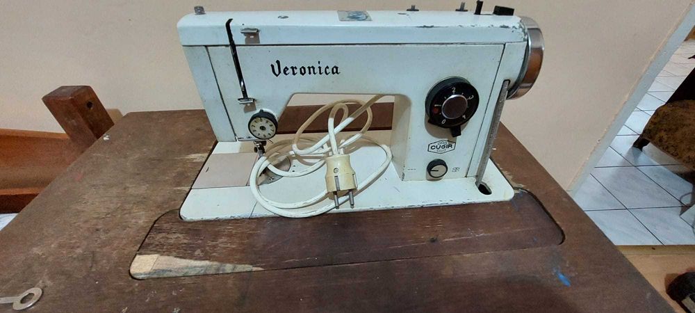 Vând mașină de cusut Veronica