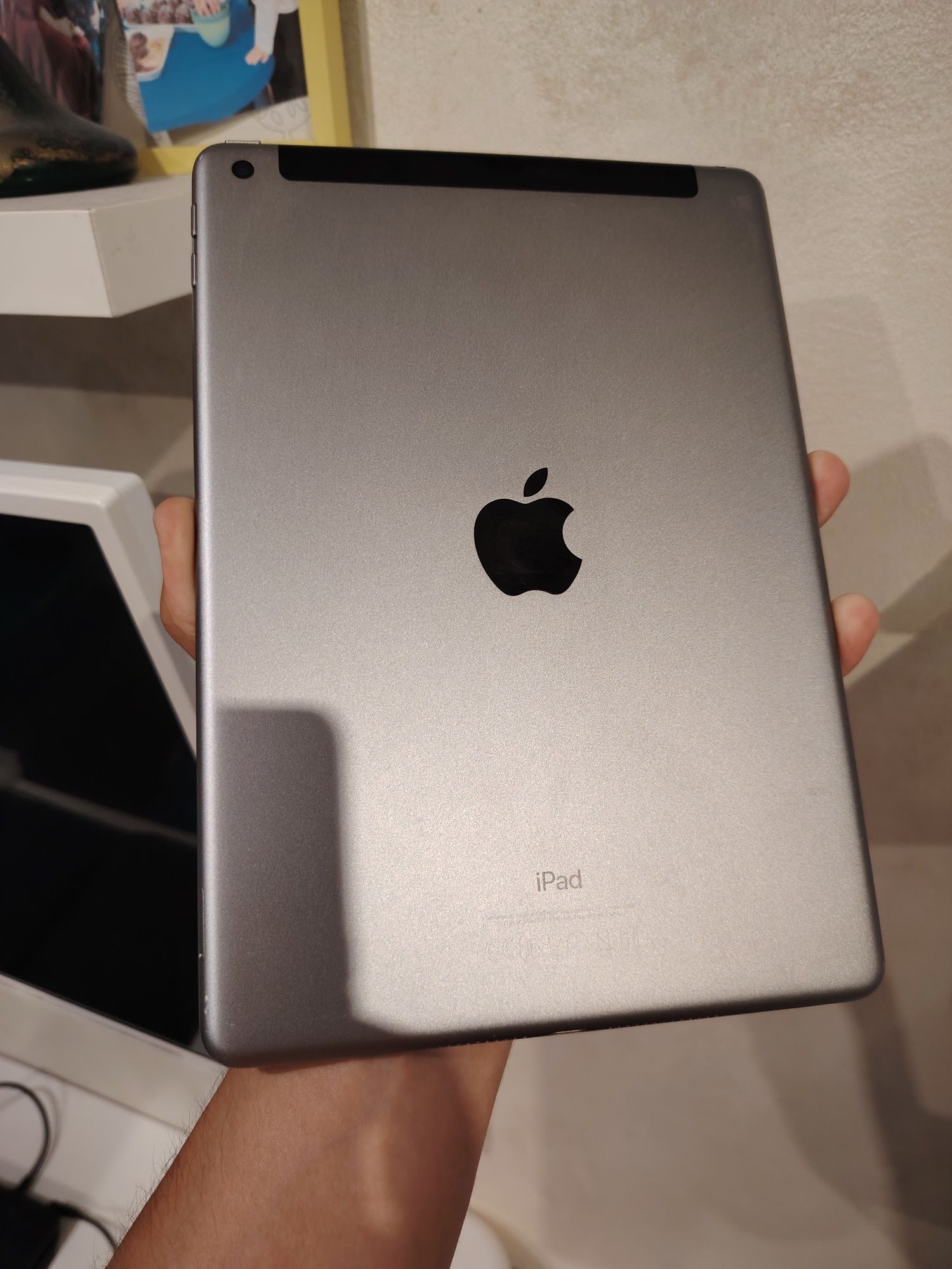 Tableta iPad Gen. 5 IOS 4G (Cartela Sim) 16.7.8 Display Original
