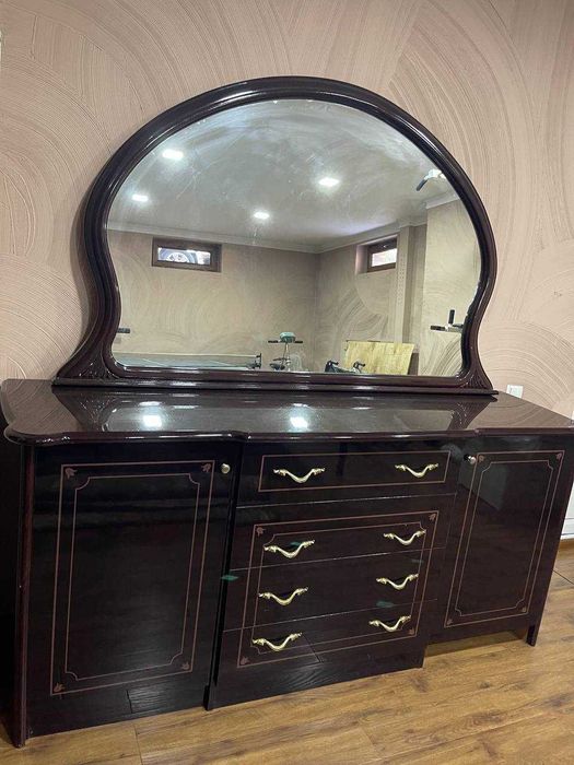 Мебель для гостинной - горка и комод в отличном состоянии