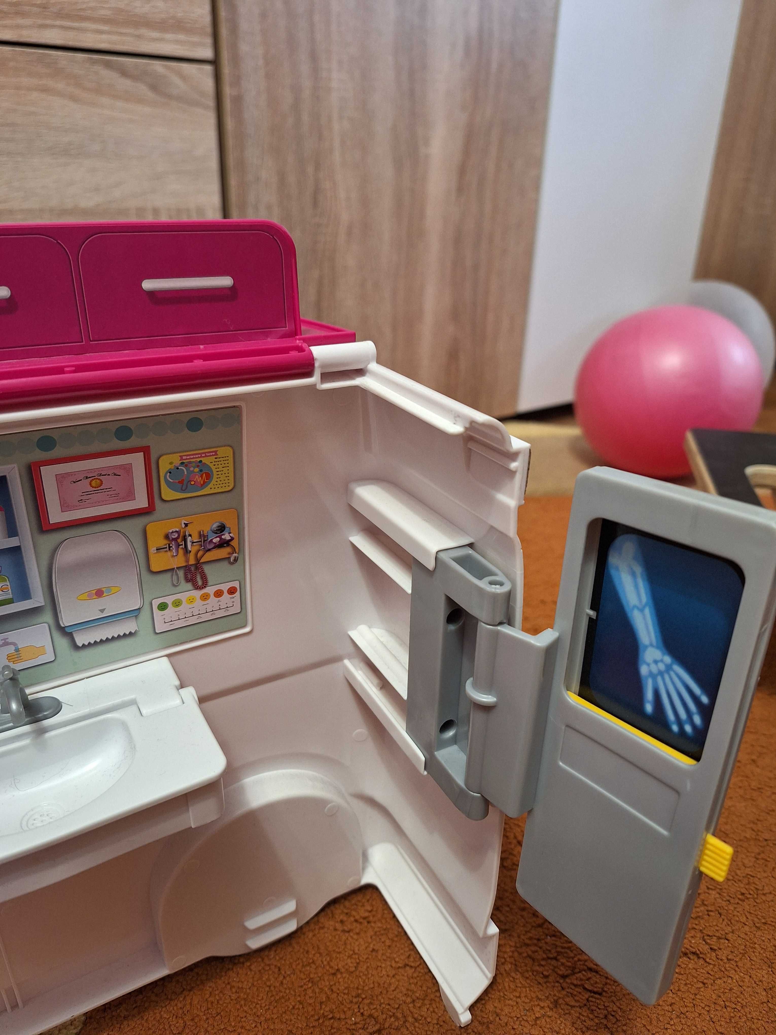 Ambulanta Barbie si set de machiaj Barbie Extra