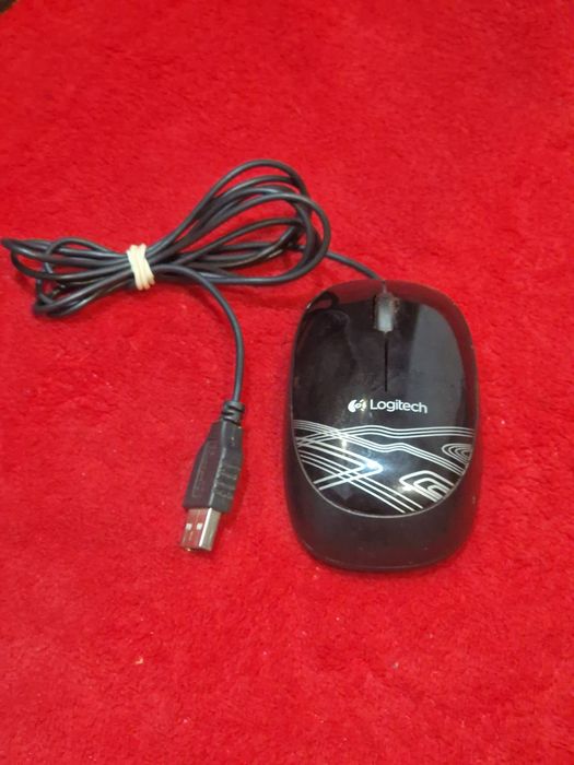 Mouse cu fir Logitech