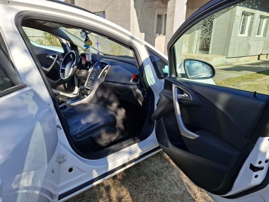 Vând opel astra j