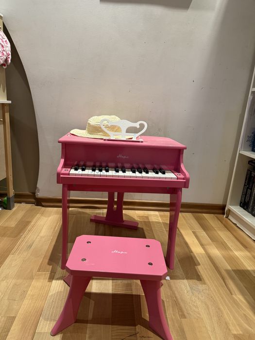 Розово дървено детско пиано със столче