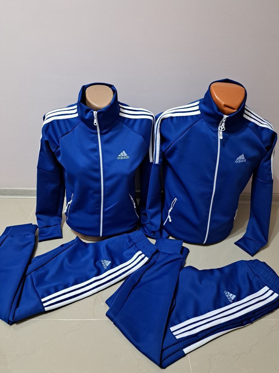 Trening unisex adidas
Emblemă cusută 
Mărimi S,XL 
Preț 160 lei