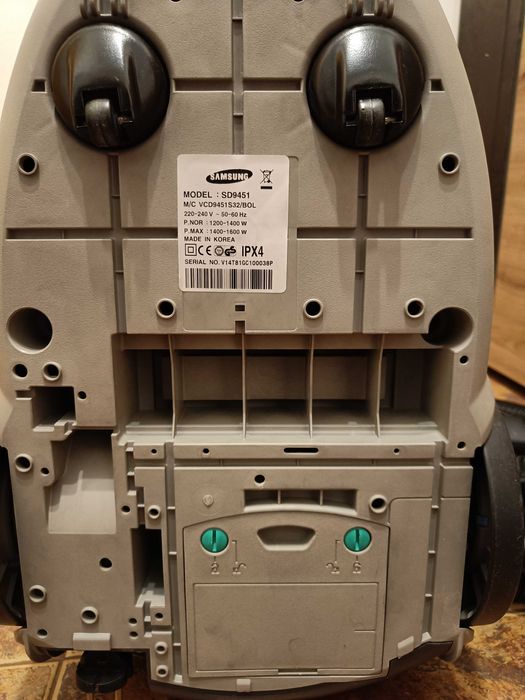 Aspirator Samsung fara sac, cu filtrare prin apa, filtru HEPA, 1400W