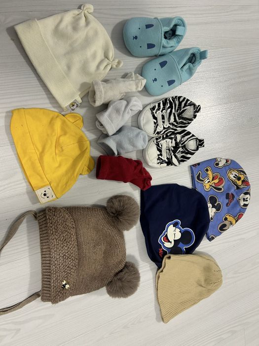 Lot bebe 0/6 luni caciuli si incaltari bebe