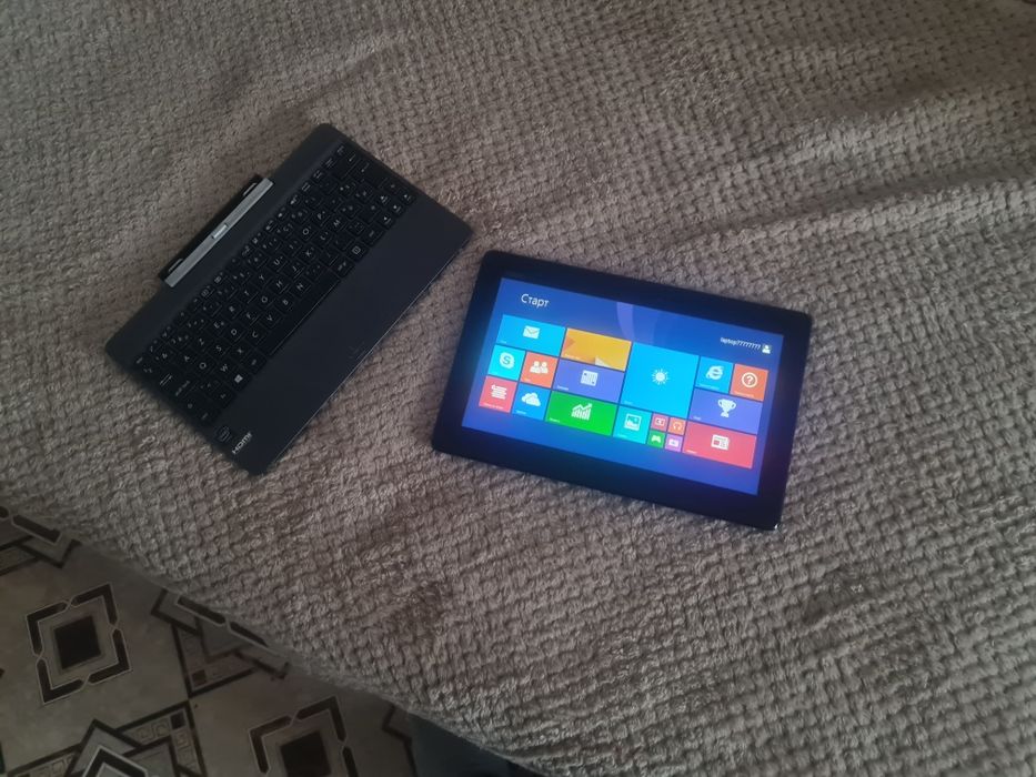 Asus лаптоп-таблет 10-инчов