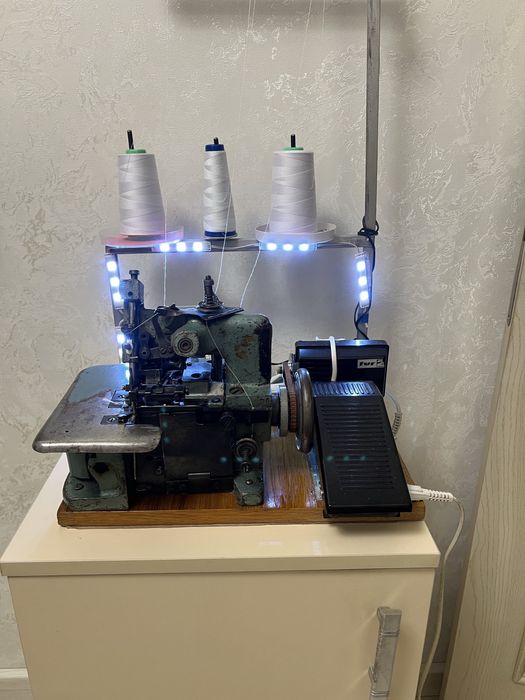 Оверлок советский трехниточный