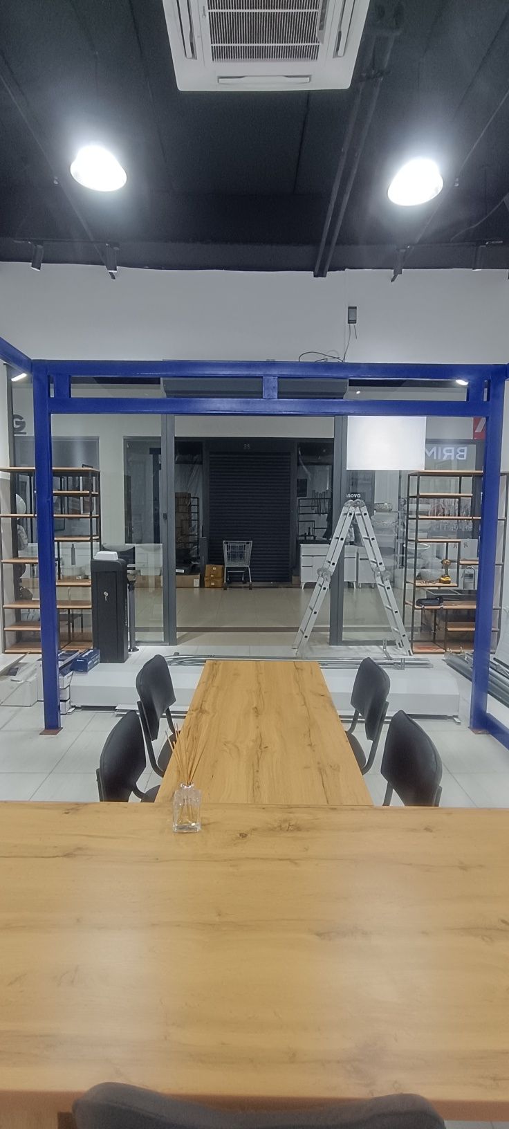 2 стола 2 стеллажа 1шкаф 1 тумба 5 стульев  срочно за все 350 $