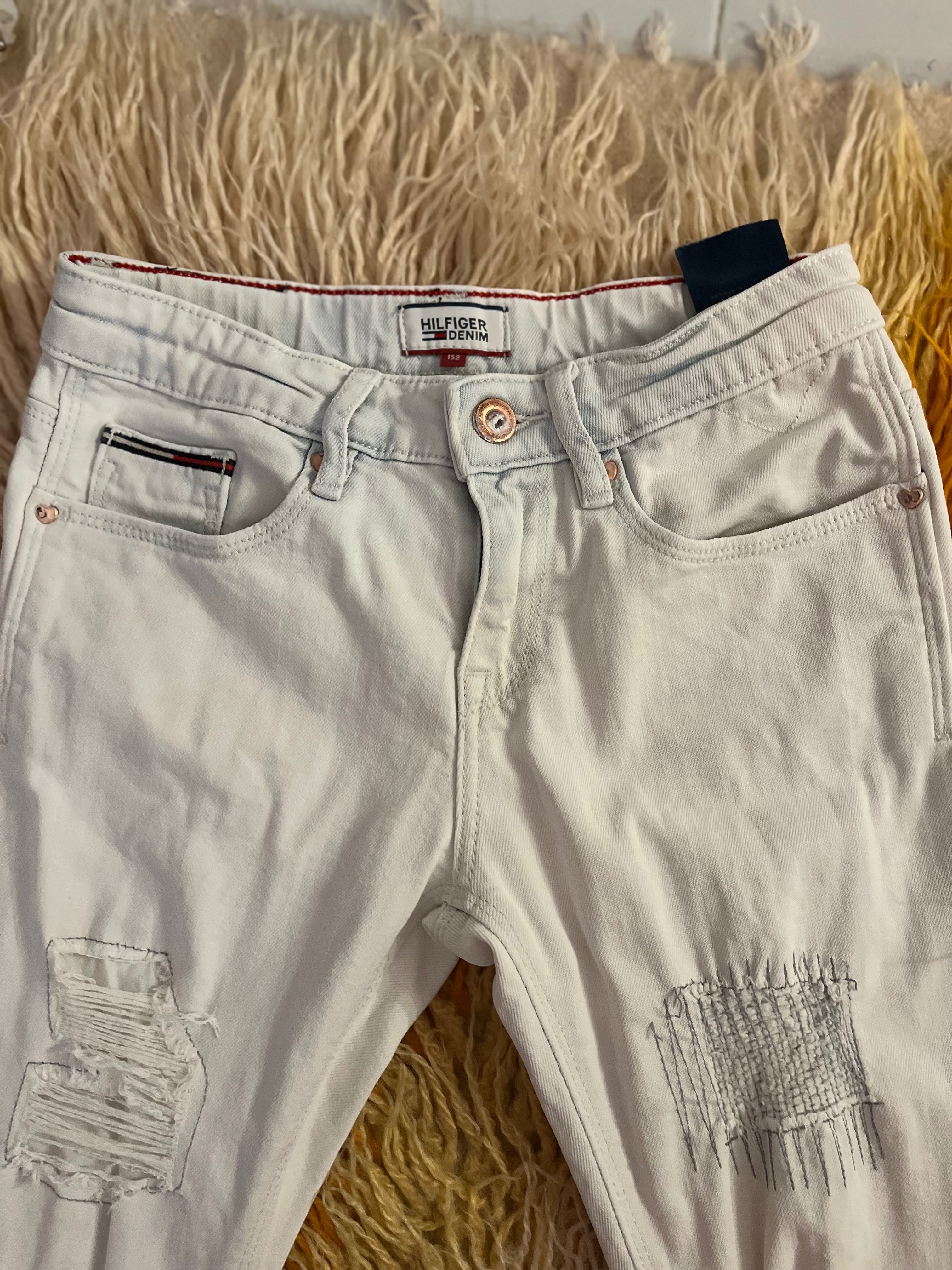 Накъсани дънки на Tommy Hilfiger