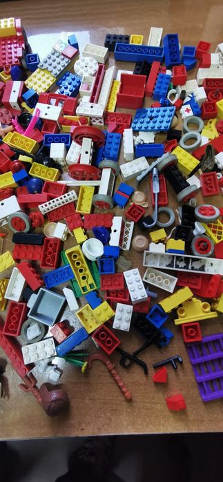 Piese Lego și Playmobil