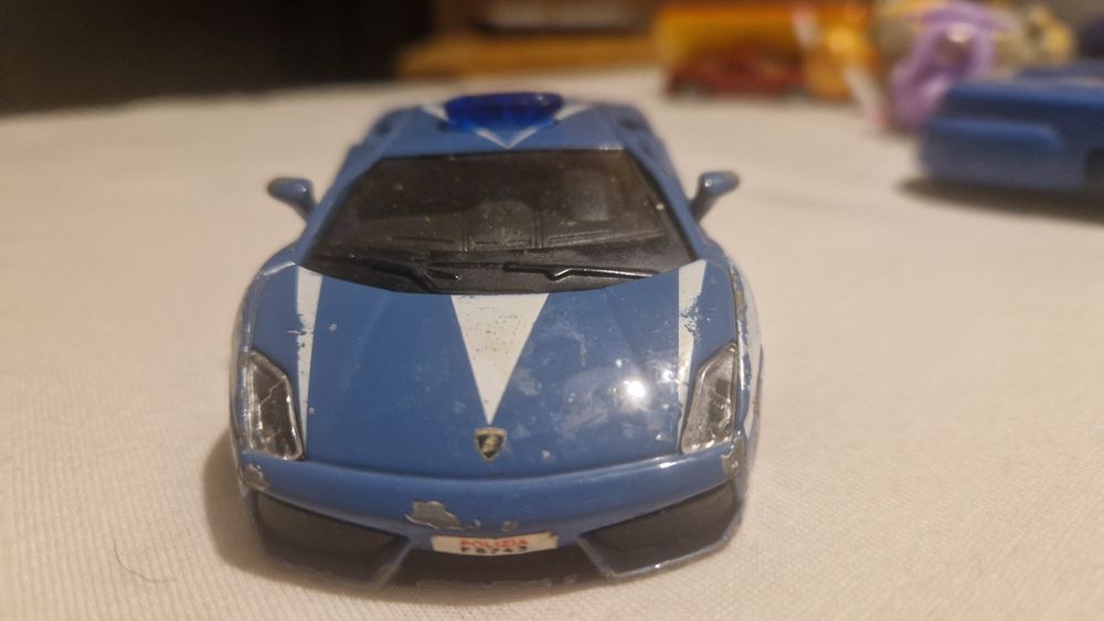 Метални коли със следи от употреба