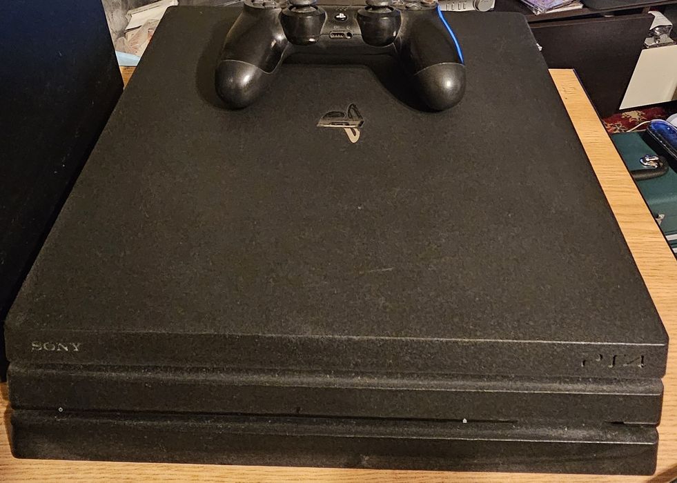 Vând consola PS4 PRO
