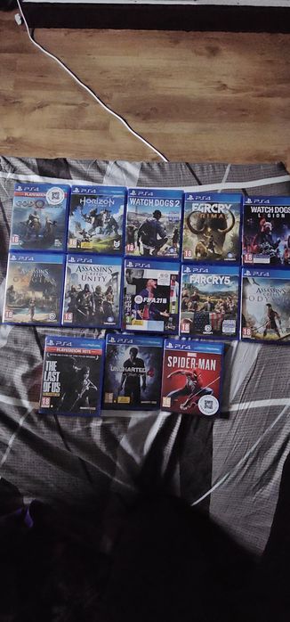 Vând PlayStation 4 pro