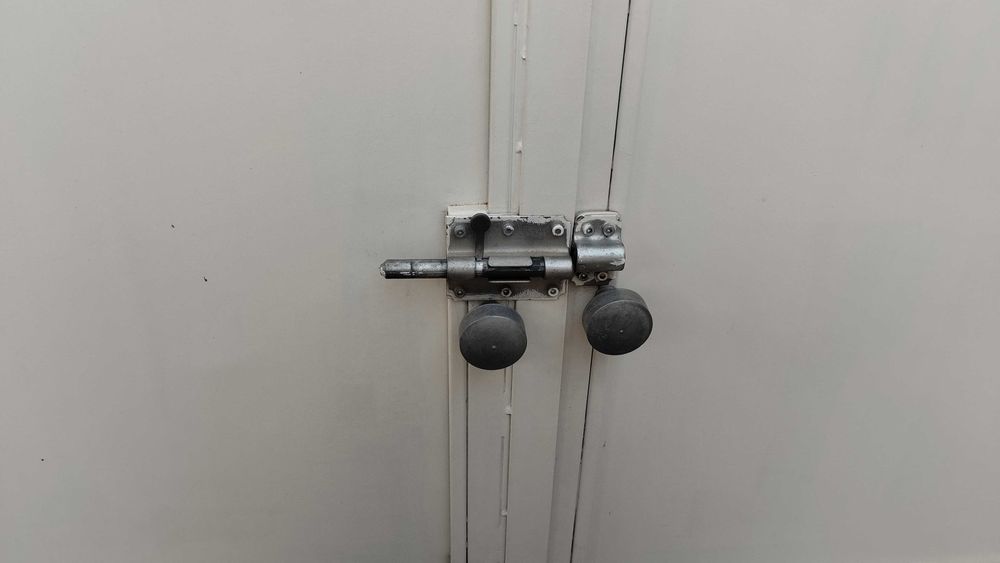 Vand poarta metalica pentru garaj in stare foarte buna