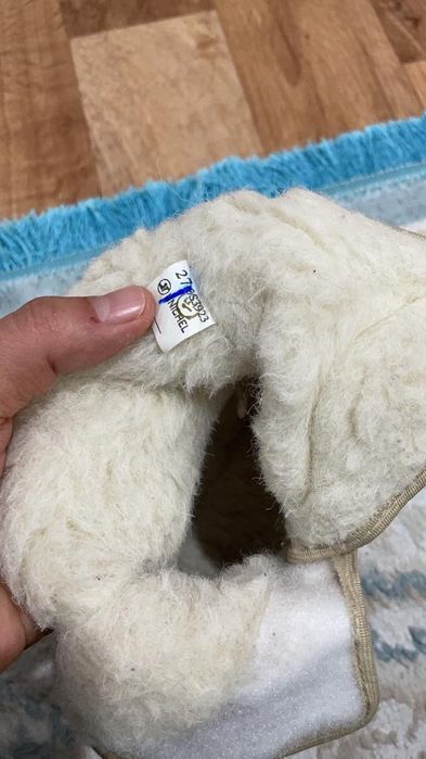 Аяқ киім сатылады.