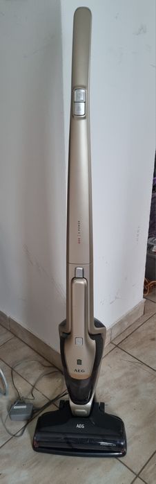 Aspirator vertical 2 in 1 AEG QX8