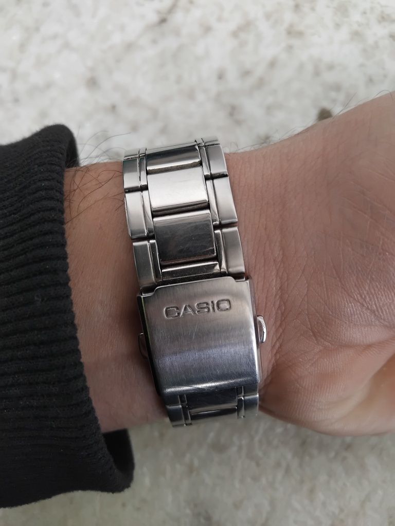 Часы Casio мужские продам